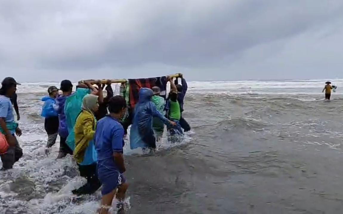 Perjuangan Warga Terpencil, Tandu Ibu Melahirkan Lewati Pinggir Pantai Meski Cuaca Ekstrem