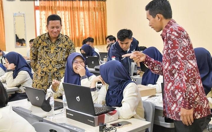 Tim PKM Universitas Teknokrat Indonesia Beri Pemahaman Game Metaverse di SMA YP Unila 