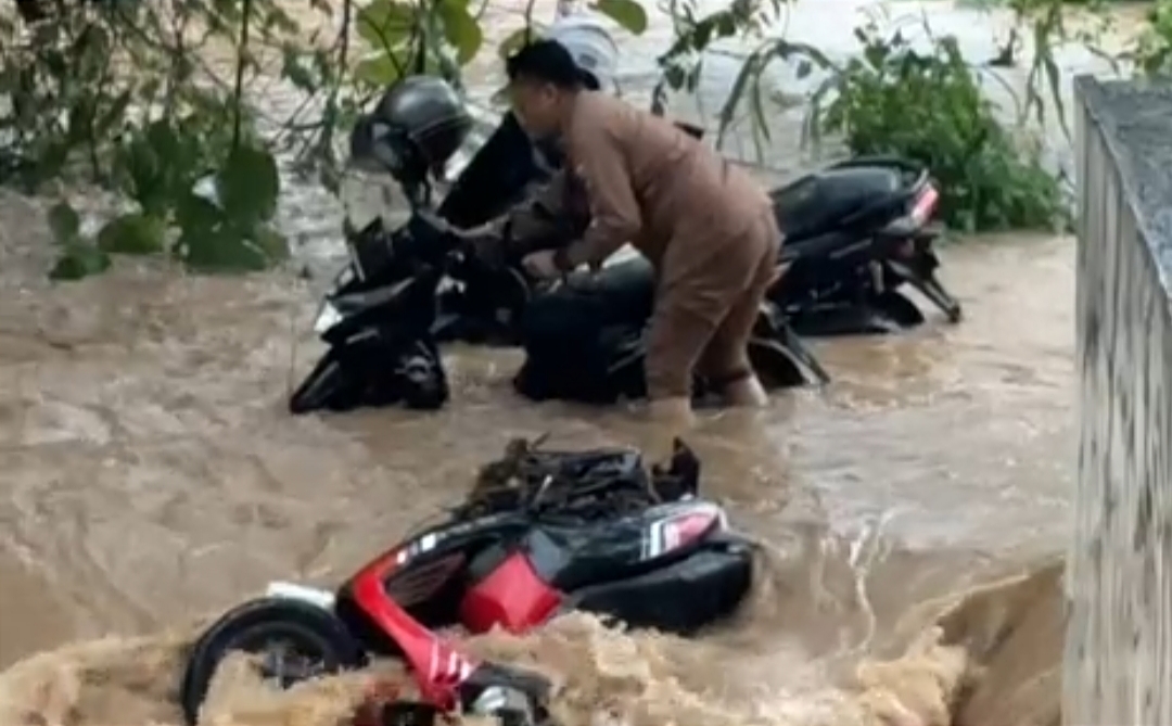 Way Tuok Meluap,  Komplek Pemkab Pesisir Barat Lampung Terendam 