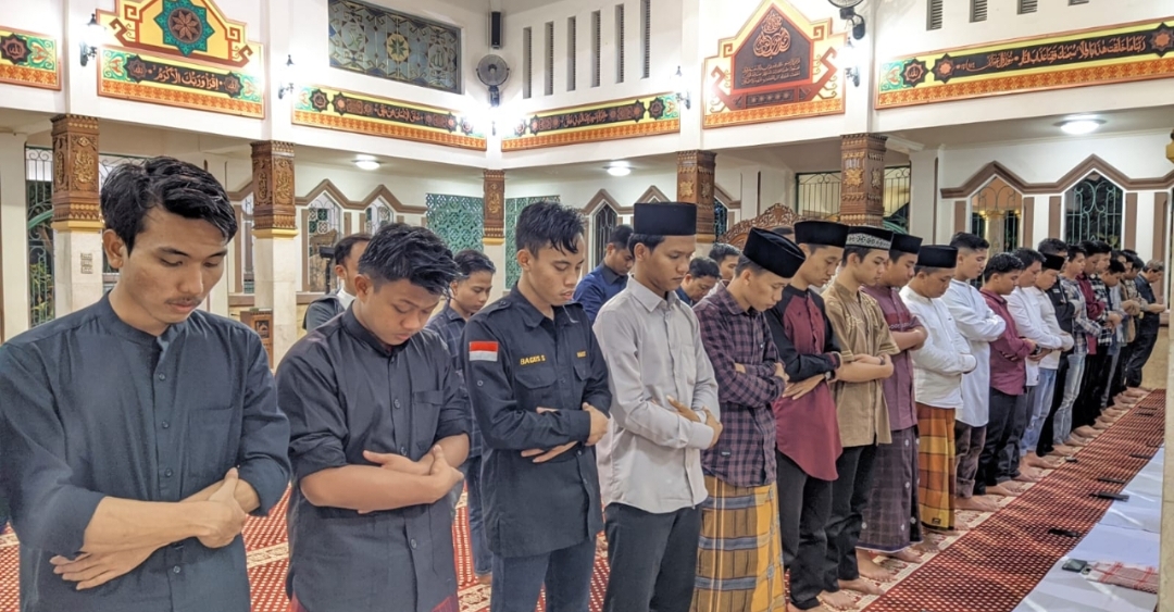 UTI Gelar Salat Berjemaah di Masjid Asmaul Yusuf, Makmurkan Masjid dengan Beragam Ibadah
