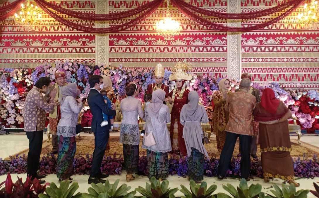 Pelaminan Megah Anak Gubernur Lampung Bermotif Tapis Lampung