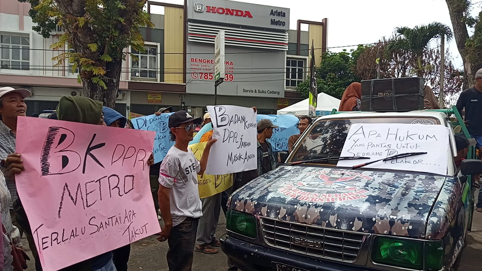 Puluhan Warga Minta BK Transparansi terhadap Isu Dugaan Perselingkuhan