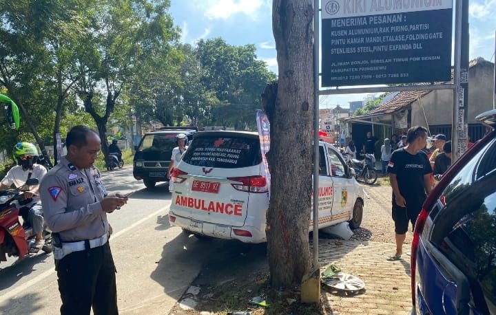 Mobil Ambulans dan Sepeda Motor Terlibat Kecelakaan di Jalinbar