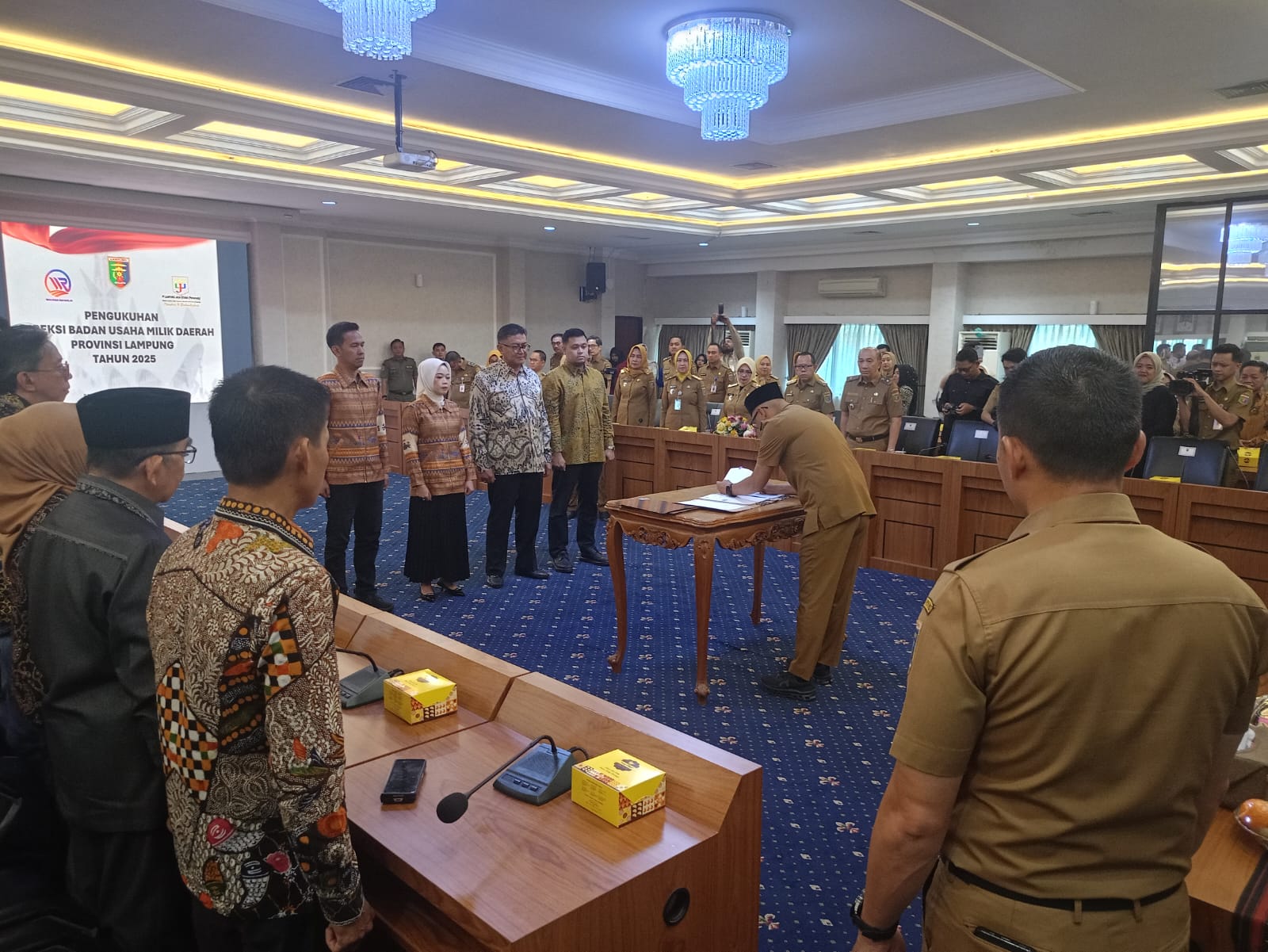 Gubernur Mirza Lantik Direksi Baru Dua BUMD, Tegaskan Tak Ada Suntikan Dana APBD Lima Tahun ke Depan