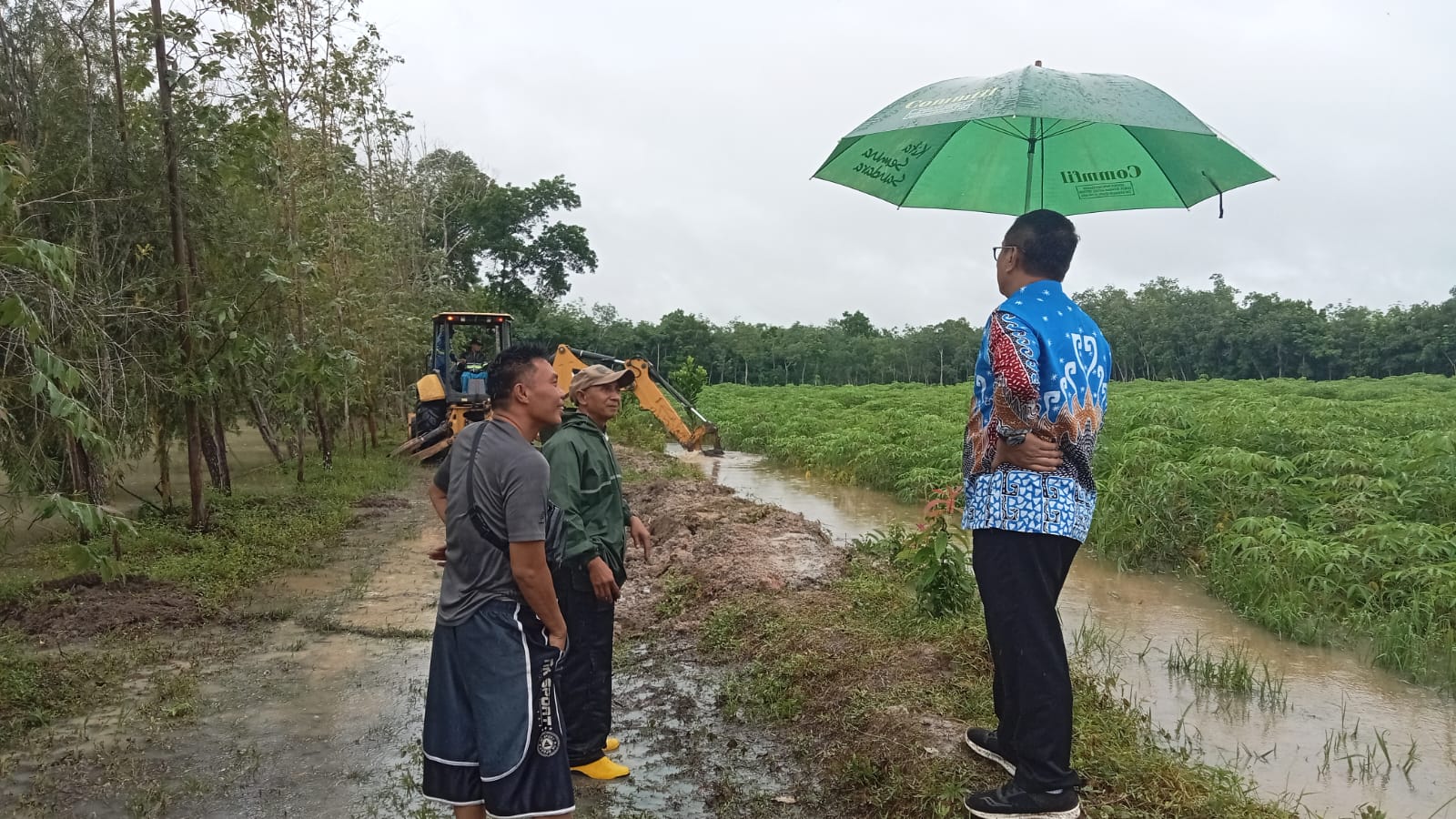 Lakukan Tindakan Cepat, Pj. Bupati Firsada Tinjau Penanganan Banjir Akibat Hujan Deras