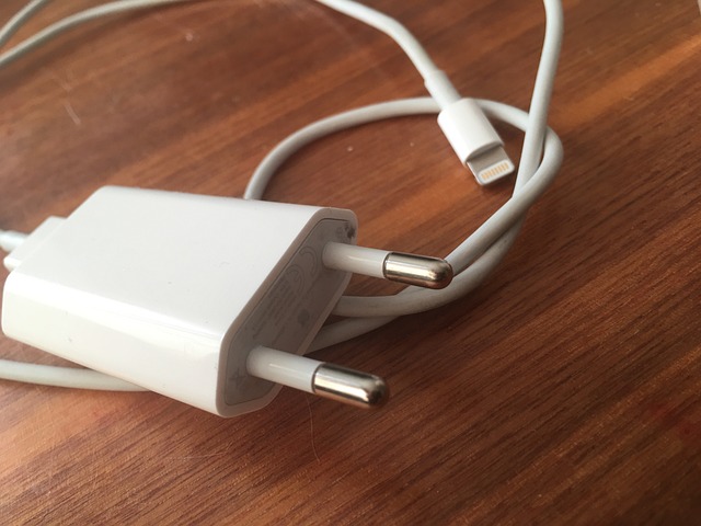 Tips Membedakan Charger iPhone Palsu dan Asli