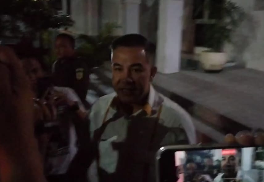 Keluar Larut Malam Usai Diperiksa 12 Jam, Dendi Pilih Irit Bicara