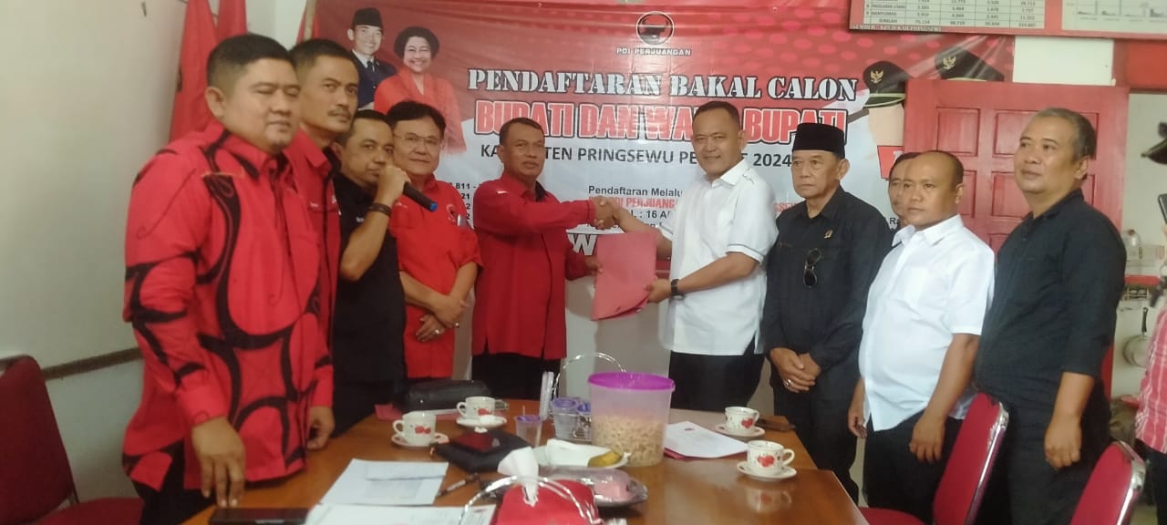 Fauzi Jadi yang Pertama Kembalikan Formulir Pendaftaran