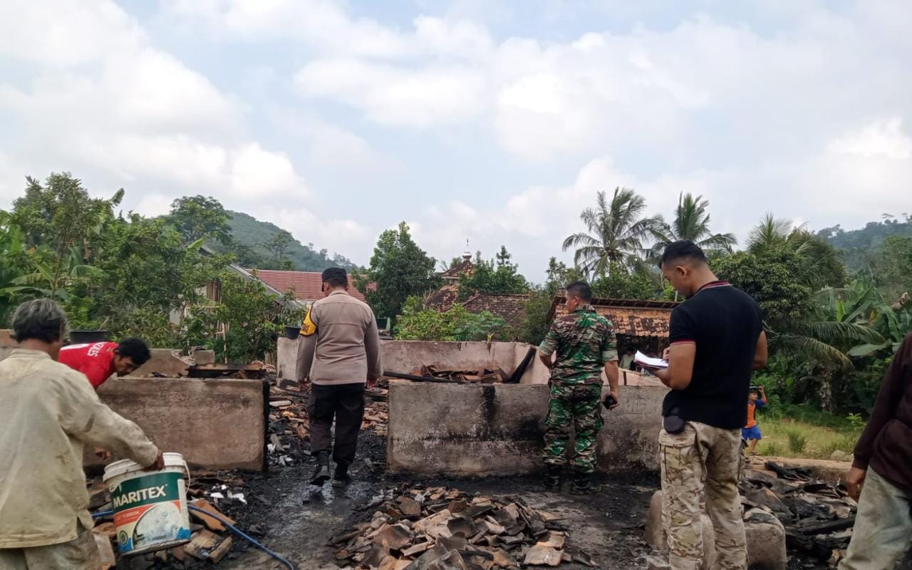 Nekat Masak Sembari Menakar BBM ke Botol, Satu Rumah di Tanggamus Ludes Terbakar 