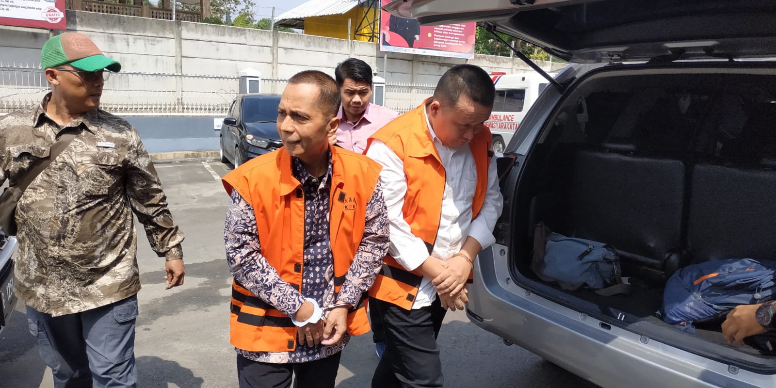 Dieksekusi ke Lapas Rajabasa, Karomani Mantan Rektor Unila Bawa Tas Ransel dan Totebag McD