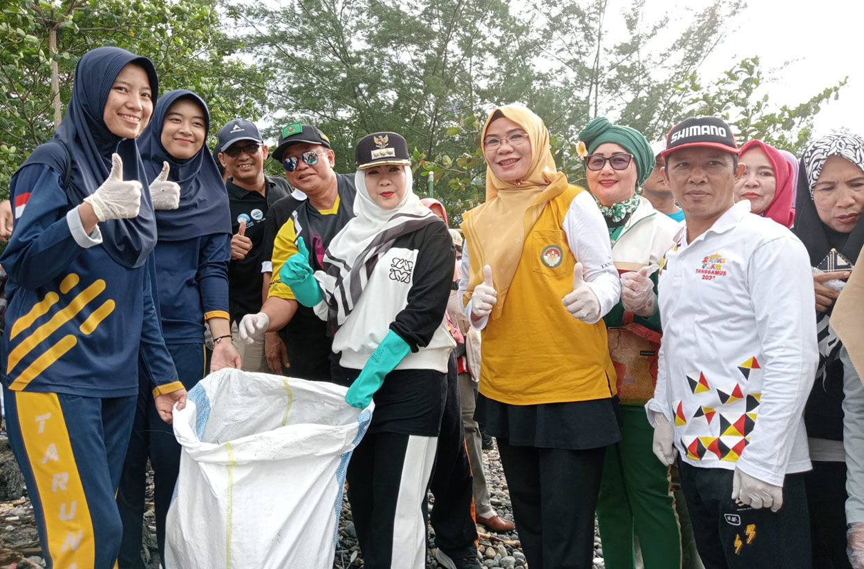 Pemkab Tanggamus Gelar Gerakan Bersih Pantai di Muara Indah 