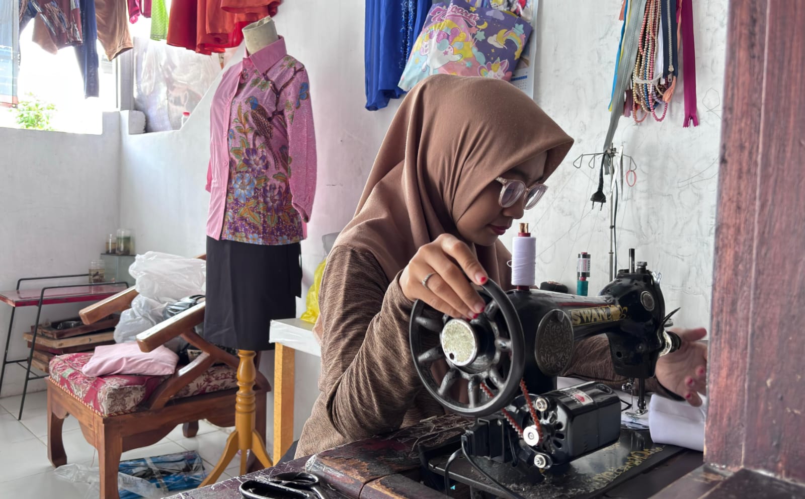 Dari Teras Rumah, Rika Menjahit Harapan Lewat KUR BRI