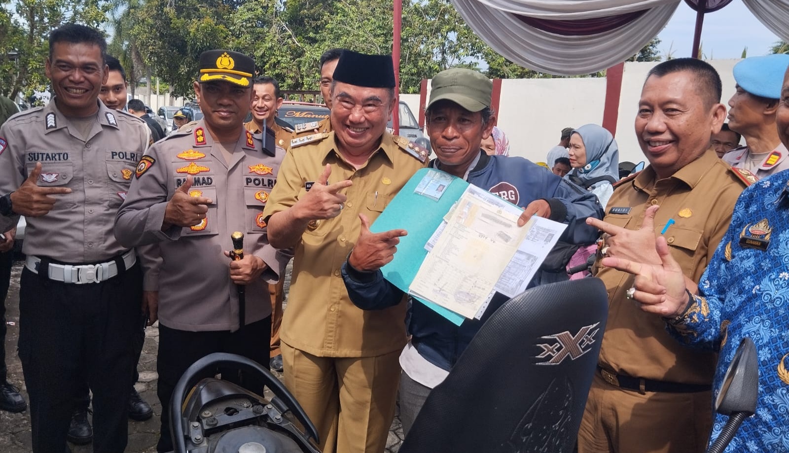 Bupati Tanggamus Kunjungi Samsat, Tinjau Pelayanan Pemutihan Pajak Kendaraan Bermotor
