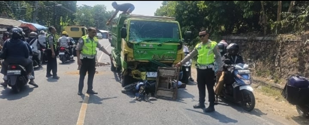 Gagal Nyalip di Tikungan Jalinbar Pajaresuk, Pemotor Asal Tanggamus Tewas Dihantam Truk Pasir