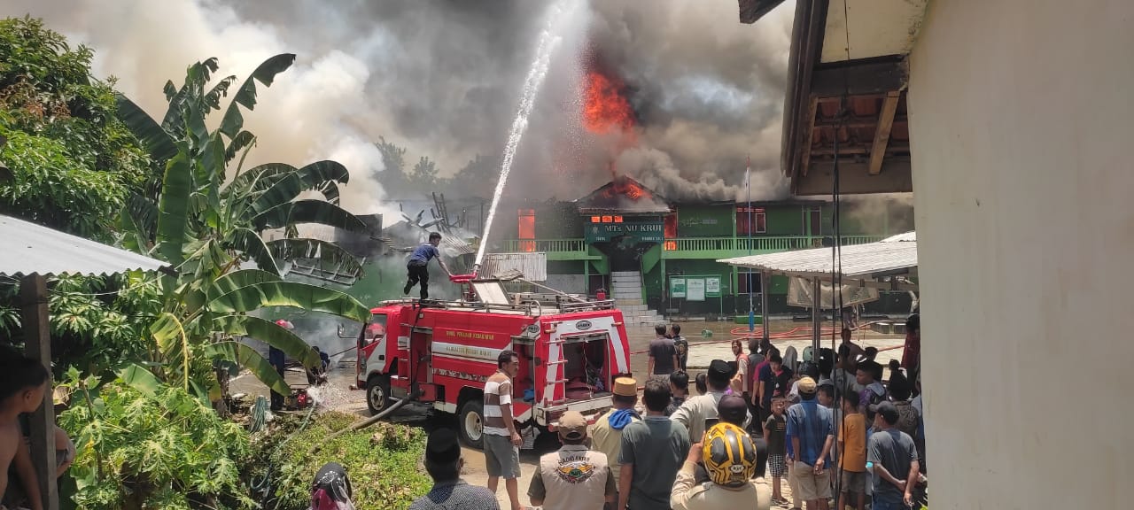 Kebakaran Hebat Landa MTs NU Krui, Dua Gedung Hangus Terbakar