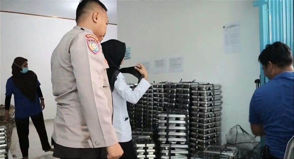 Polres Tanggamus Dampingi Distribusi Perdana MBG untuk 3.362 Pelajar di Pugung