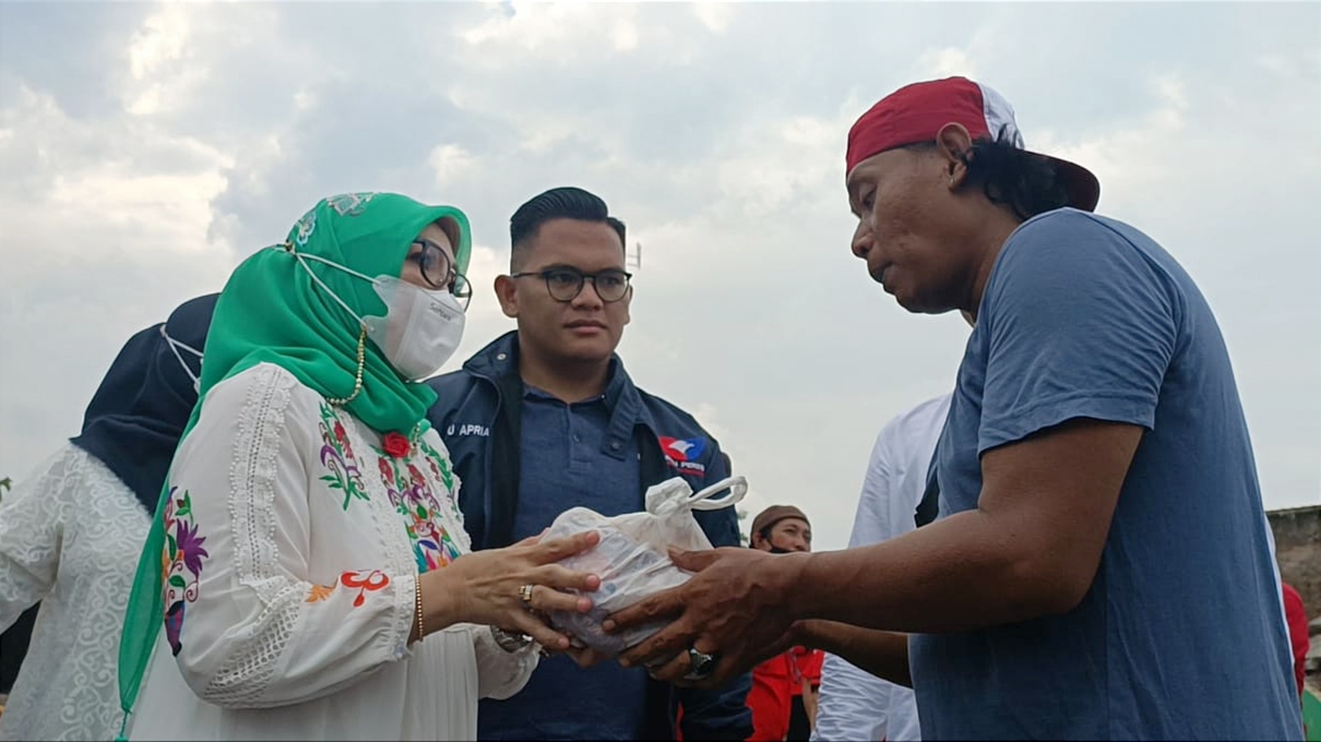 DPD Partai Perindo Bandar Lampung Bagikan Daging Kurban untuk Korban Kebakaran