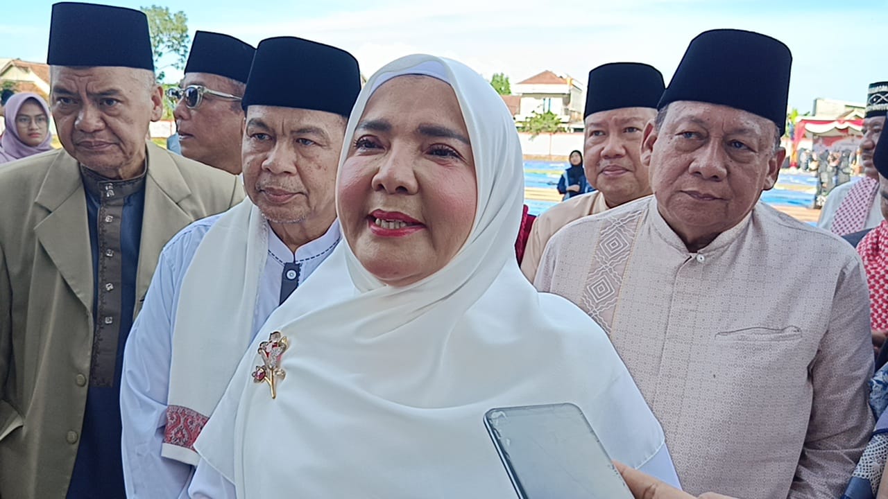 Wali Kota Bandar Lampung Eva Dwiana Salat Ied di Stadion Way Dadi Bersama Keluarga