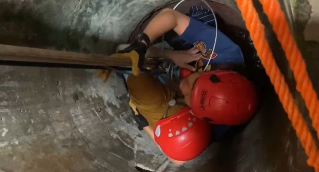 Lansia Terperosok Ke Sumur Sedalam 10 Meter Di Bandar Lampung, Damkarmat Lakukan Evakuasi