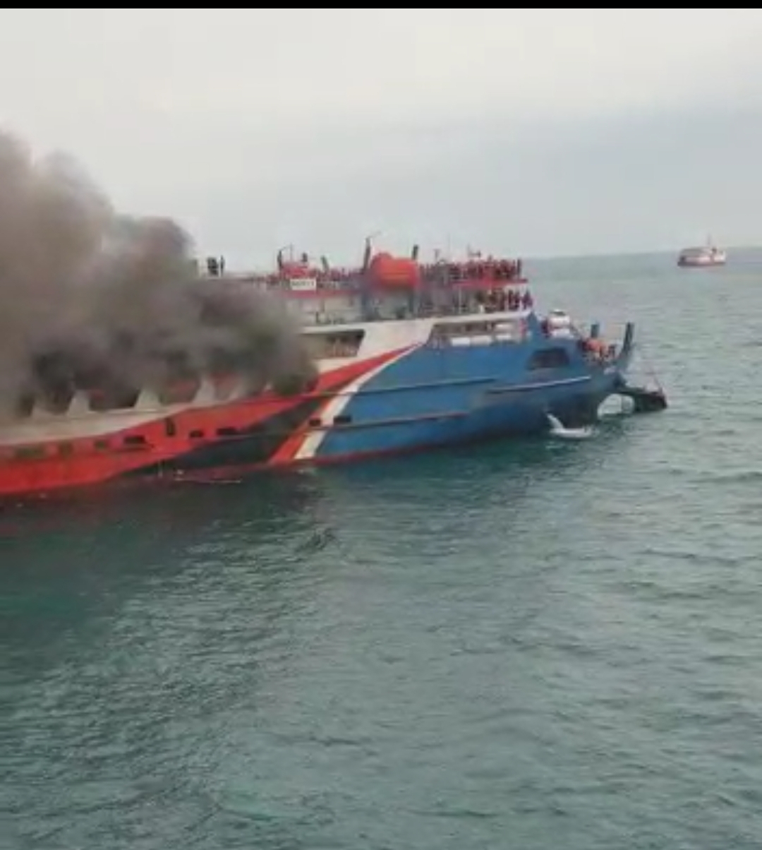 Kapal Ferry Rute Merak-Bakauheni Terbakar di Laut Banten