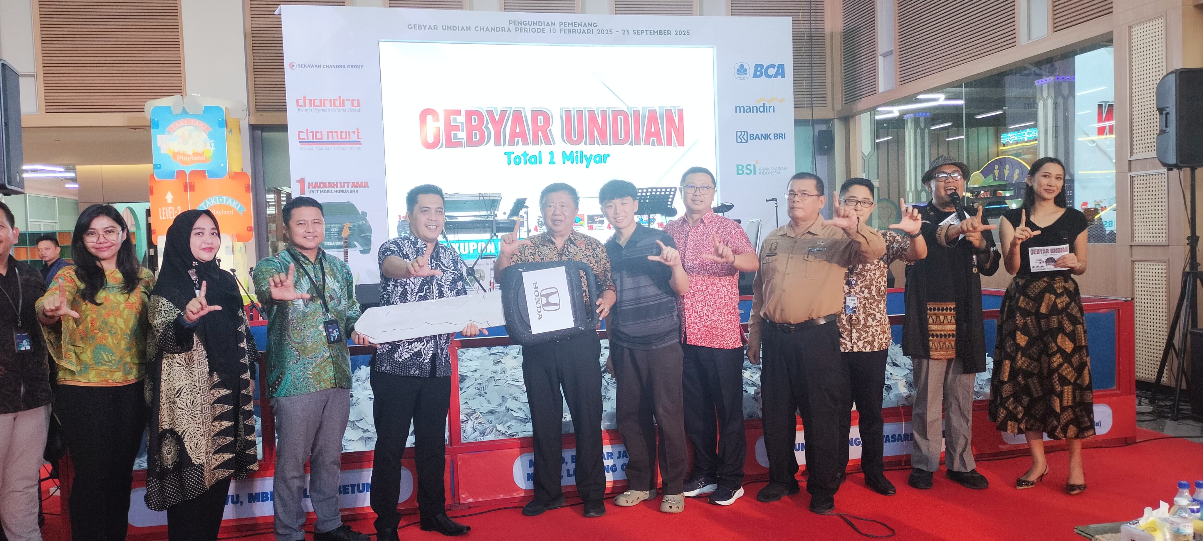 3 Orang Bawa Pulang Mobil Gebyar Undian Chandra Total 1 Miliar