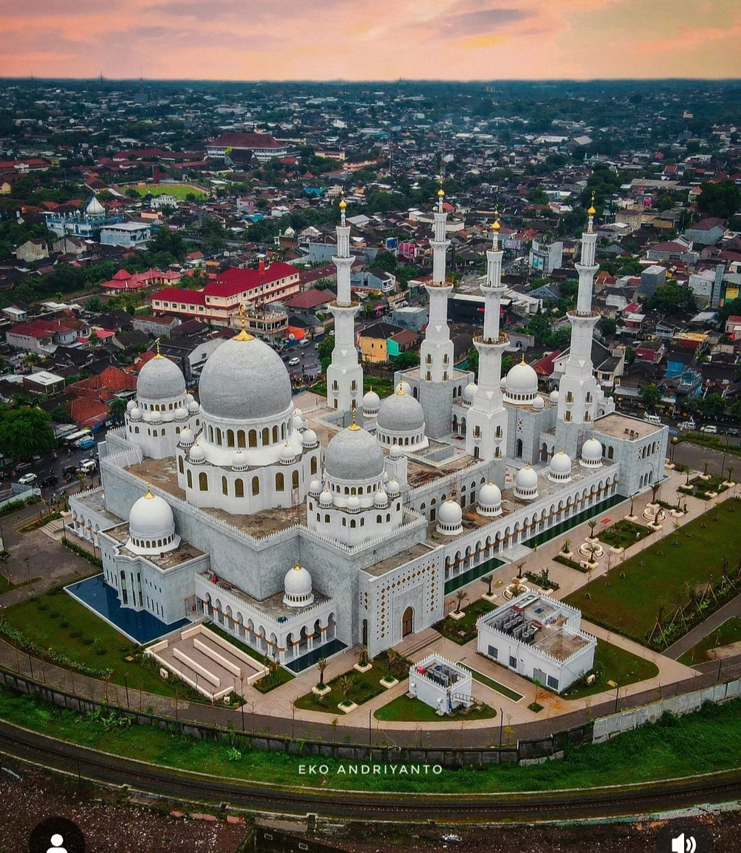 Wisata Religi Masjid Sheikh Zayed Solo, Surga Tersembunyi Jaraknya 7 Jam dari Kota Bandung 