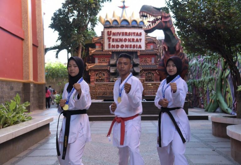 Karateka Teknokrat Borong Emas pada Kejuaraan Martial Art Competition 2023