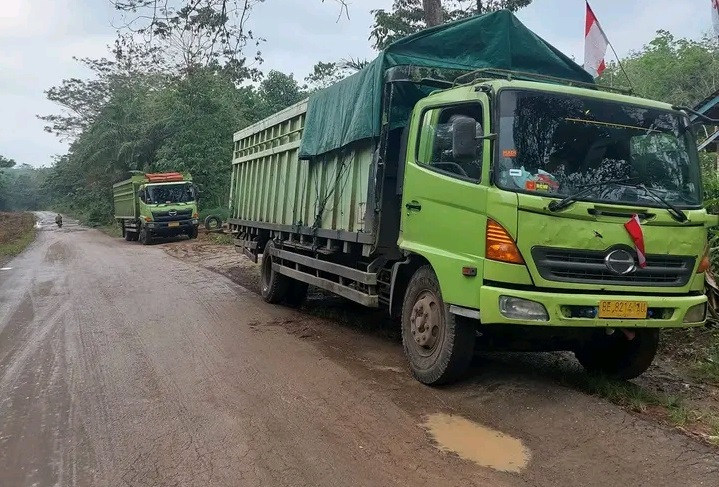 Perusahaan Angkutan Diduga Langgar SE Bupati Way Kanan, Warga Tagih Janji Kadishub