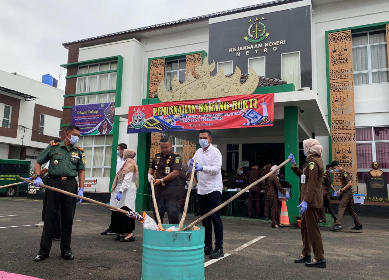 Kejari Metro Musnahkan Puluhan Barang Bukti