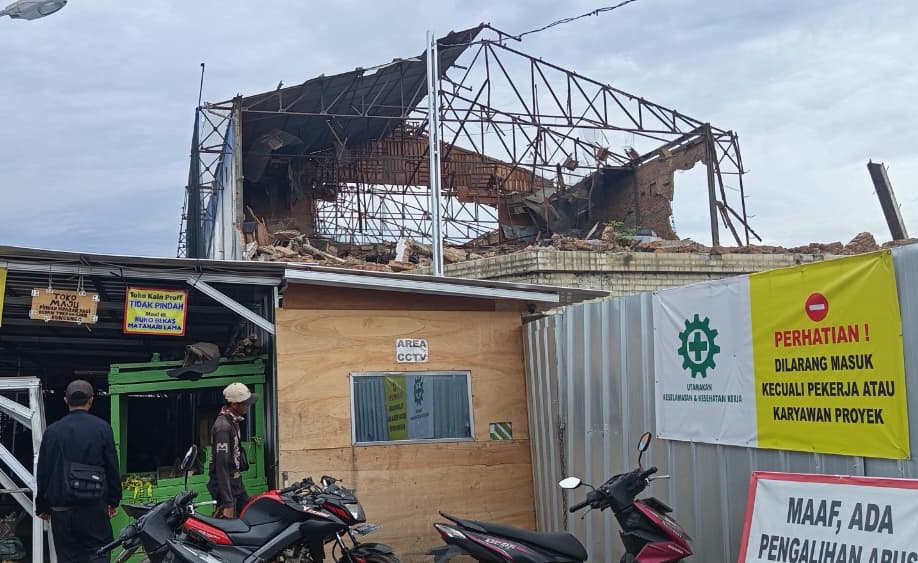 Pedagang Kotabumi Panik, Material Bongkaran Pasar Hancurkan Puluhan Kios Sementara