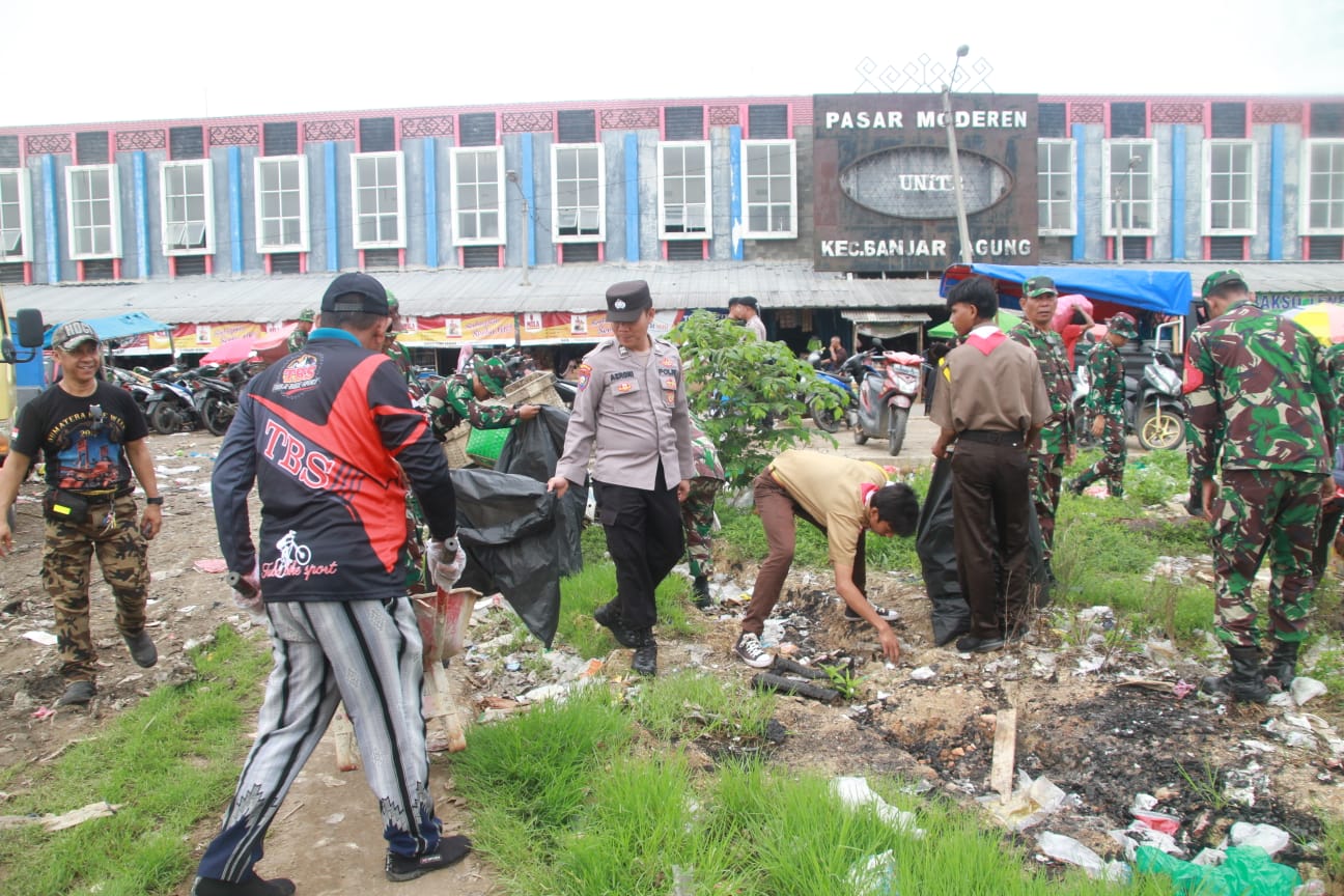 Prajurit TNI AD Ajak Elemen Masyarakat Bersihkan Pasar Unit II Tulang Bawang