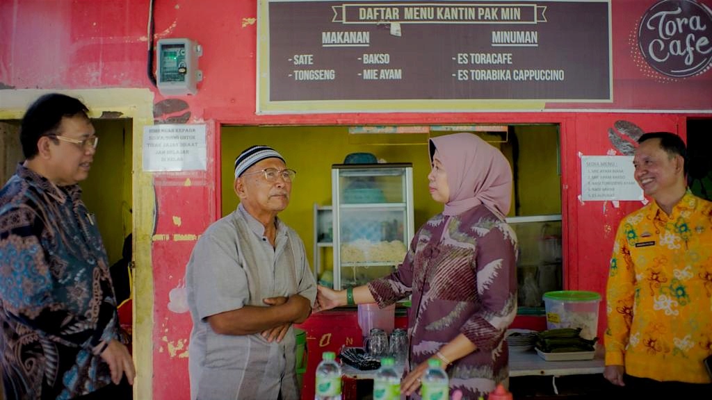 Kenang Masa Sekolah di SMAN 2 Bandar Lampung, Rektor Unila Mampir ke Bakso Langganan  