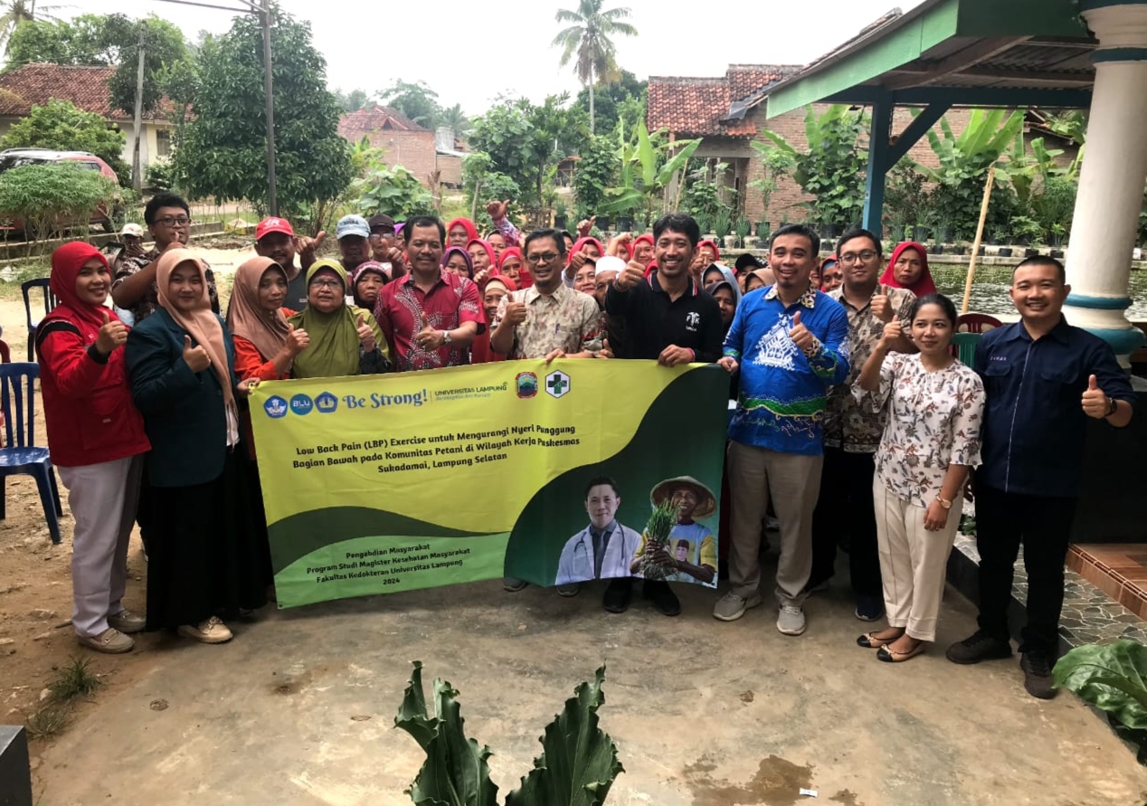 Tim Dosen dan Mahasiswa FK Unila Beri Pelatihan LBP Exercise pada Petani di Lampung Selatan