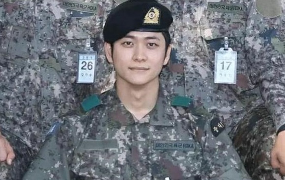 Sebulan Wajib Militer, Kang Tae Oh Tampil Gagah di Foto Terbaru dengan Seragam Militer