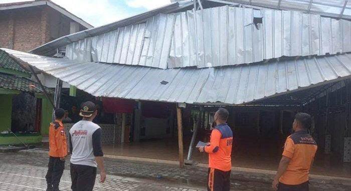 Dihantam Puting Beliung, Puluhan Rumah di Tulang Bawang Lampung Rusak  