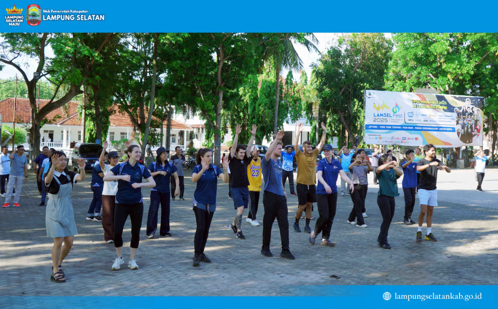 Lapangan Korpri ‘Mendadak Internasional’: Peserta AIYEP 2025 Ikuti Senam Bersama ASN Lampung Selatan