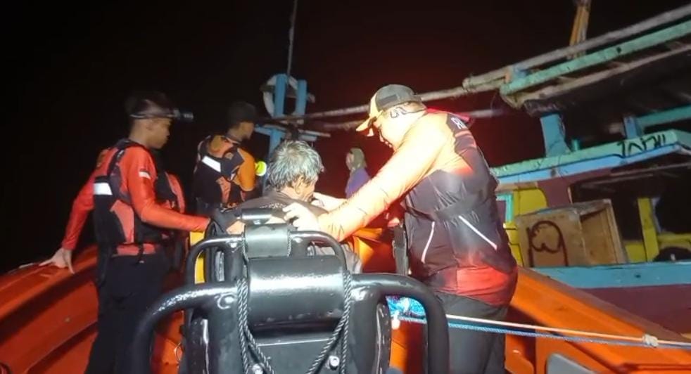 Sempat Hilang Kontak karena Mati Mesin Kapal, 4 Nelayan Ini Dievakuasi Selamat oleh Basarnas Lampung 