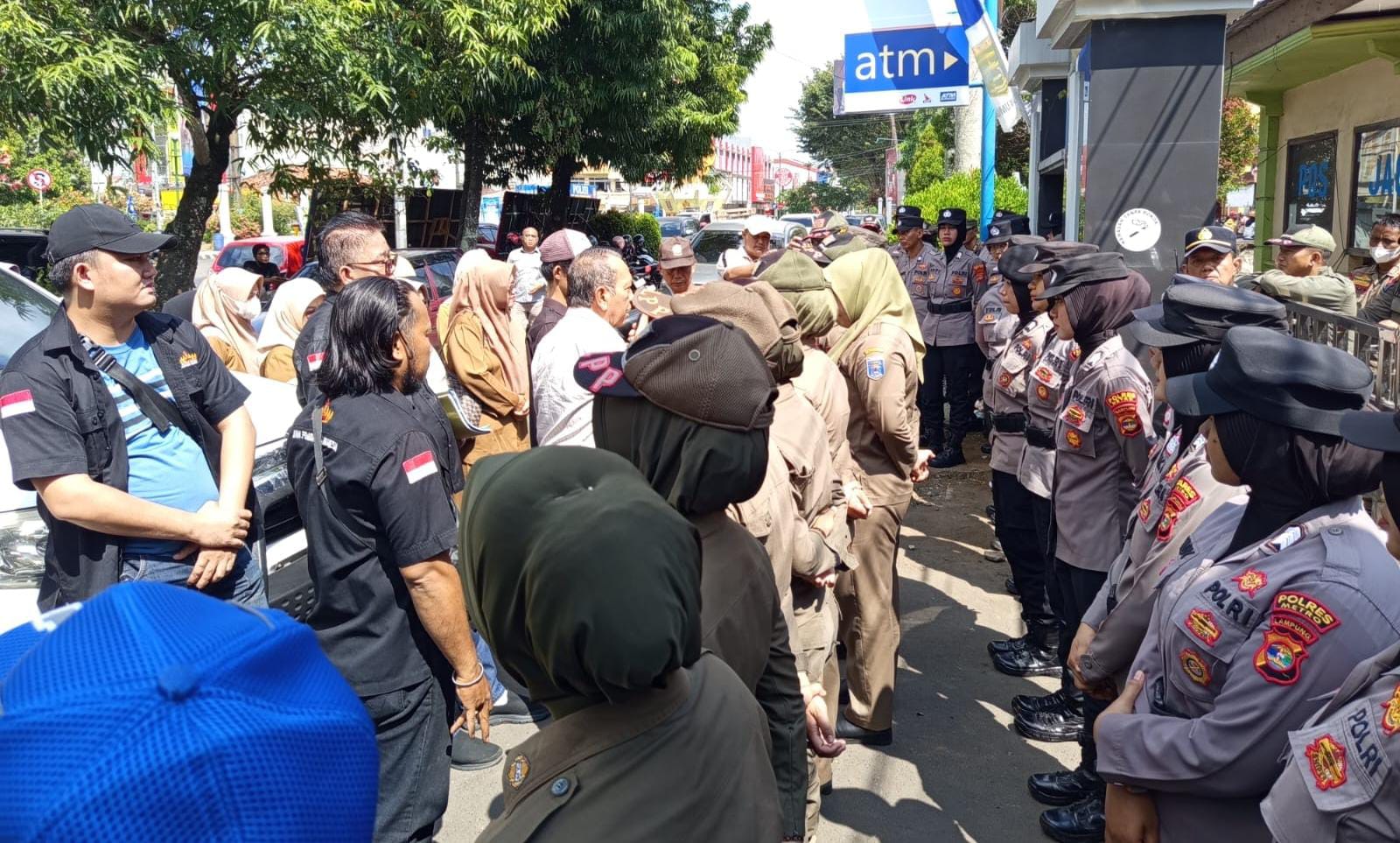 Tuntut Keadilan, Ratusan Guru Honorer Geruduk Kantor Pemkot Metro