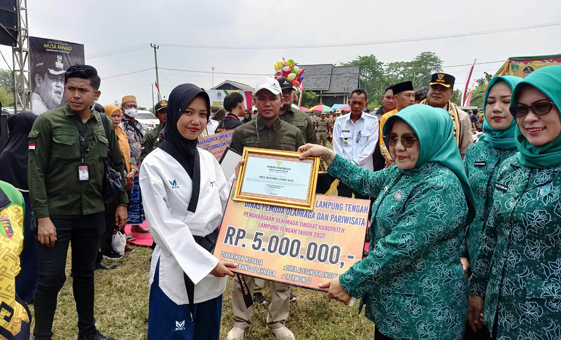Atlet Taekwondo Dhea Alesandra Dapat Penghargaan Dari Bupati Lampung Tengah 