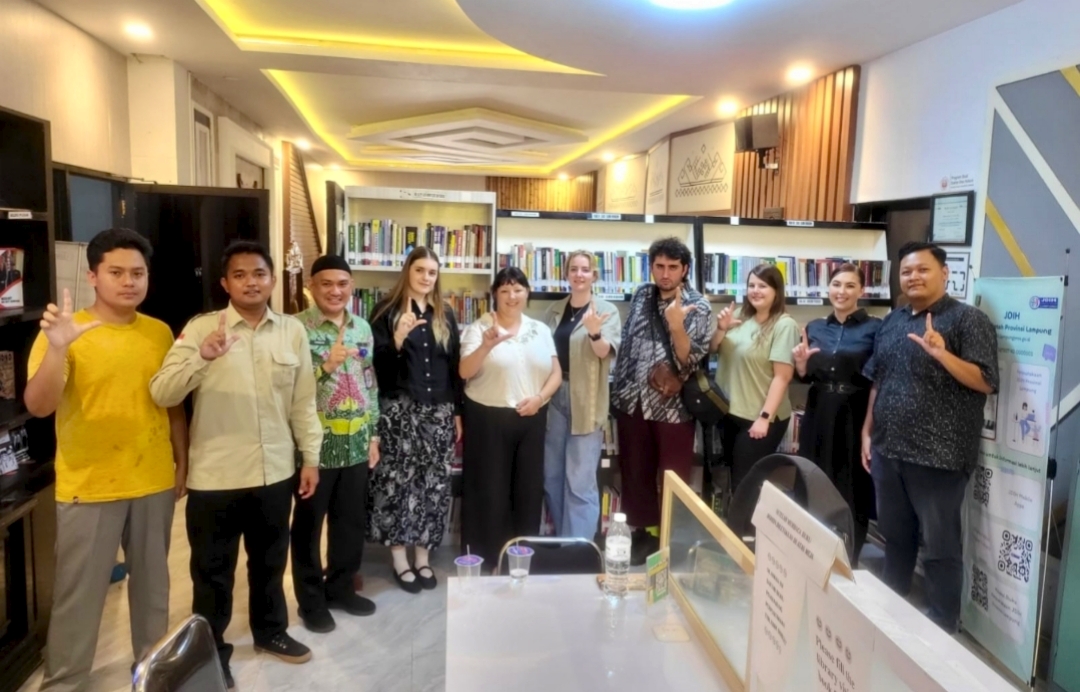 Mahasiswa Charles Sturt University Australia Kunjungi Perpustakaan JDIH  Biro Hukum Setda Lampung