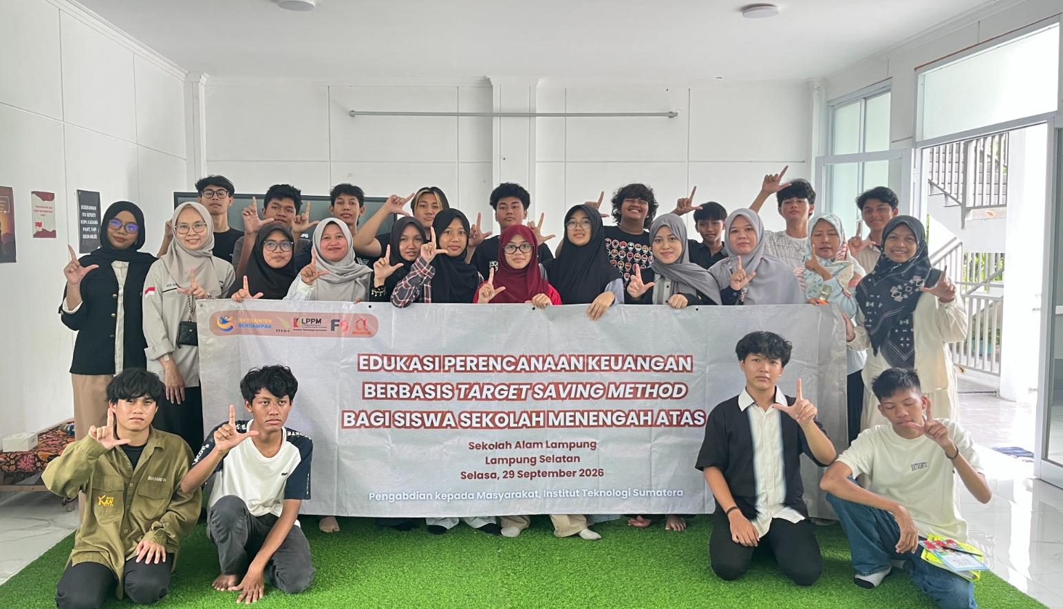 Dosen dan Mahasiswa Itera Bekali Siswa Sekolah Alam Lampung Strategi Menabung Berbasis Target