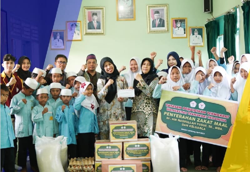 UTI Serahkan Zakat untuk Yatim dan Masyarakat