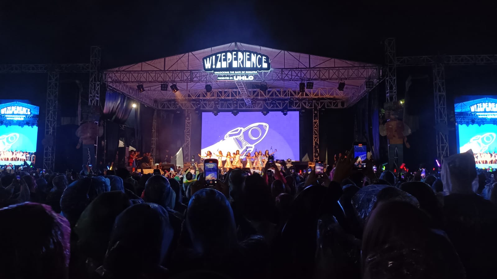 Festival Musik Wizeperience Sukses Hibur Penonton di Tengah Guyuran Hujan