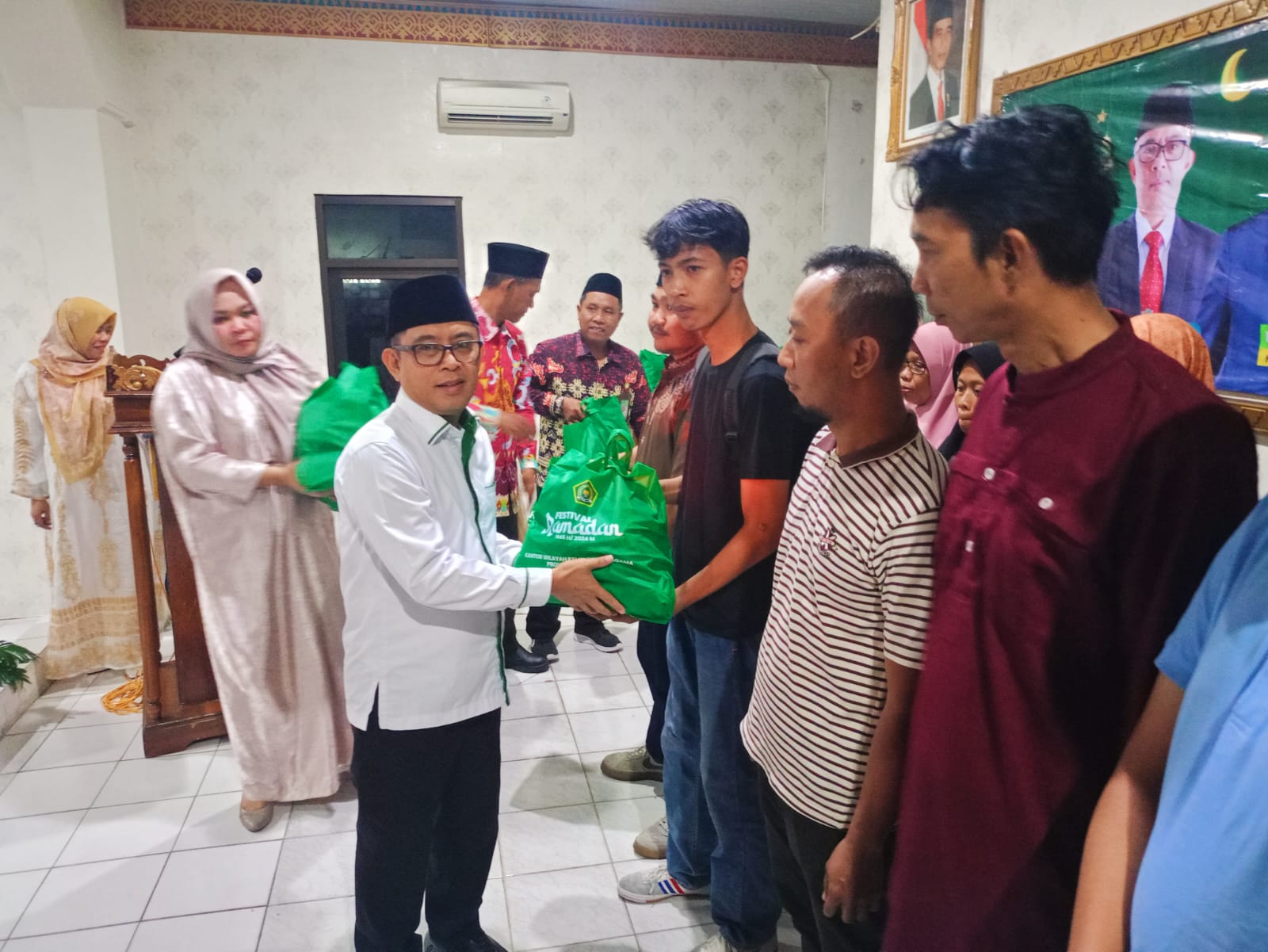 Ramadhan Asyik Bersama Gusmen, Kanwil Kemenag Lampung Salurkan 31.022 Paket Sembako