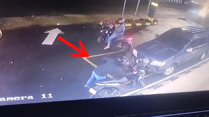 Terekam CCTV Dua Pria Curi Motor Ojek Online saat Memesan Orderan di Hokben Antasari