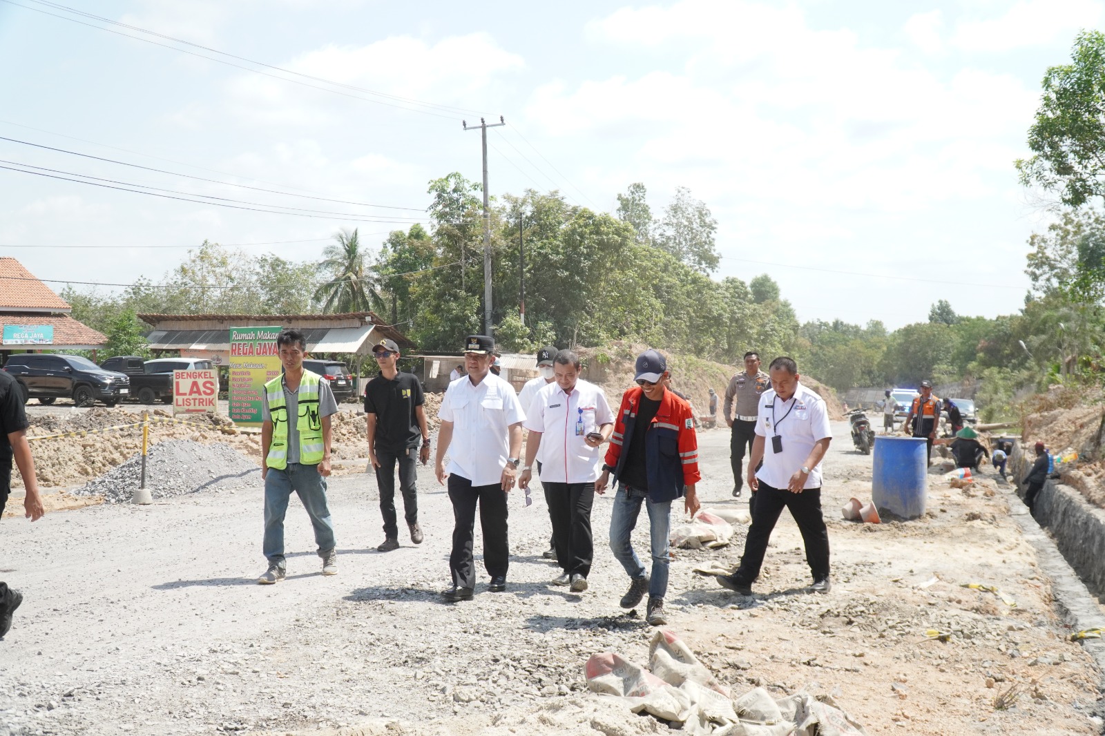 Pastikan Transportasi Warga Tak Terganggu, M. Firsada Tinjau Perbaikan Ruas Jalan Provinsi