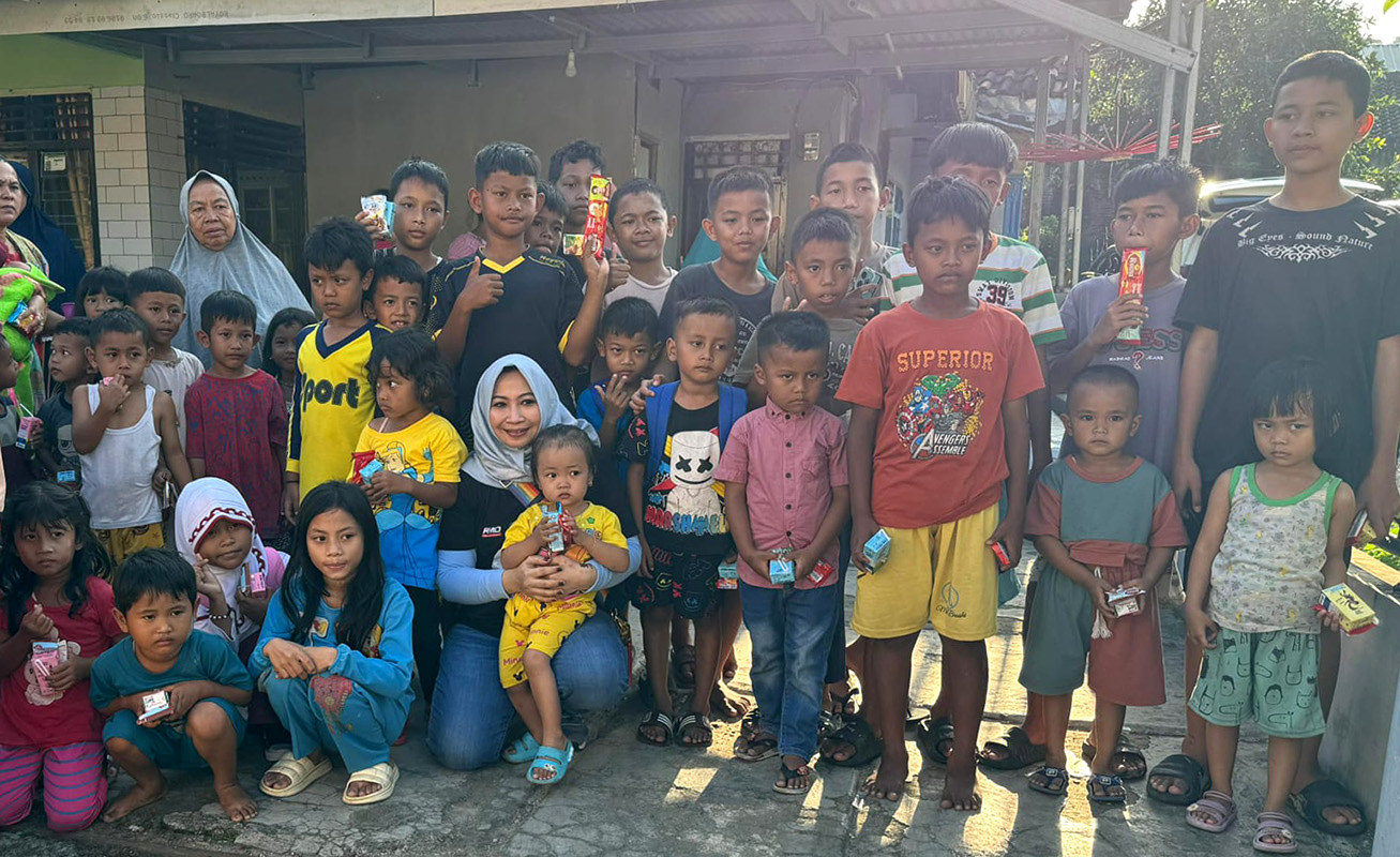 Hari Anak Nasional, Tim Pemenangan Rahmat Mirzani Djausal Bagi-bagi Susu dan Biskuit di Bandar Lampung  
