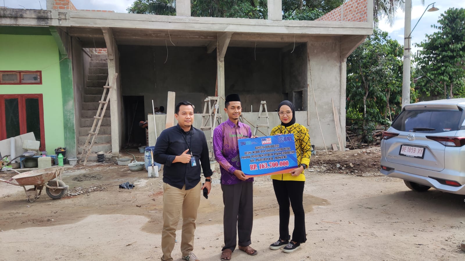 BRI Cabang Pringsewu Serahkan CSR berupa Bantuan Dana Rehabilitasi Ruang Wudhu dan Sanitasi