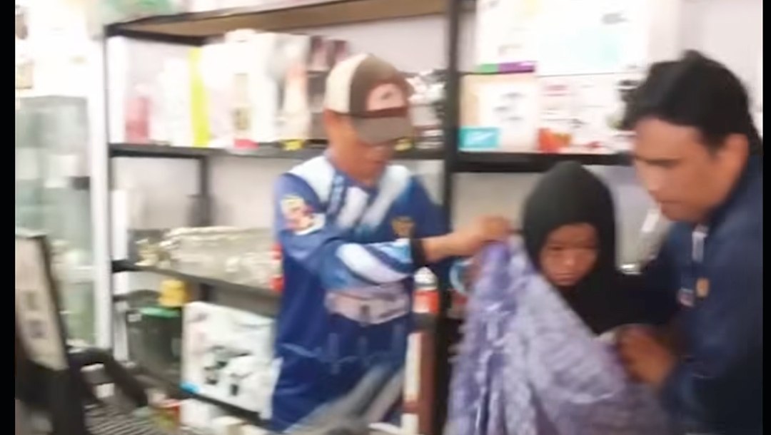 Terekam CCTV, Perempuan Ini Lakukan Aksi Aneh Saat Kepergok Mencuri