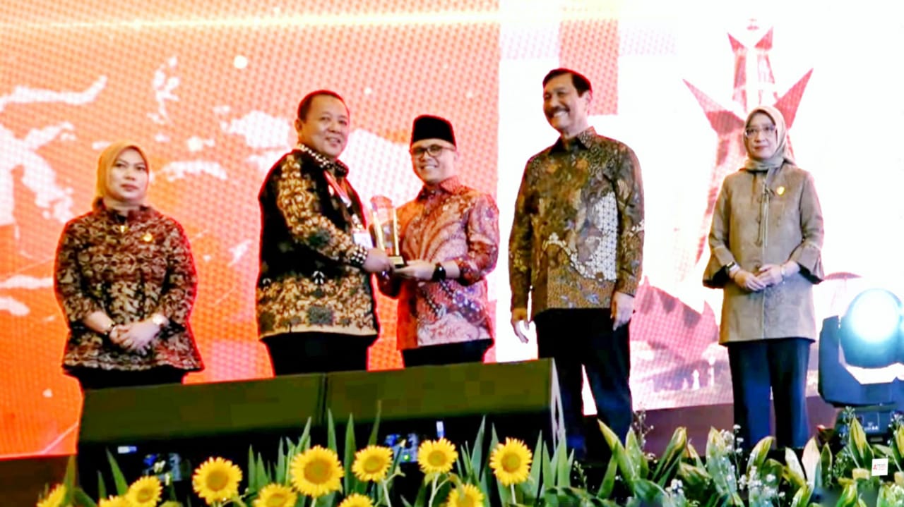 Gubernur Arinal Djunaidi Terima Penghargaan Digital Government Award Kategori Penguatan Kebijakan SPBE